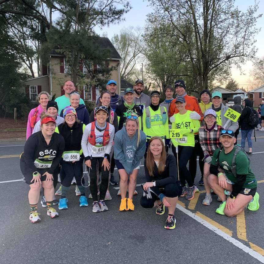 21 runners gather for a pre-race group photo. 